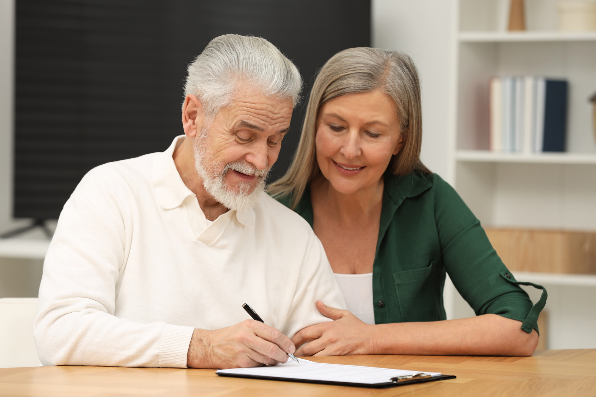 Pareja de adultos mayores revisando documentos de su pensión en Colombia